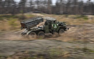 Российские военнослужащие мотострелковой части Центрального военного округа движутся в направлении Лимана на РСЗО «Град БМ-21»