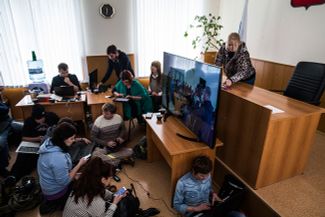 В зале видеотрансляции приговора для журналистов. 22 марта 2016 года