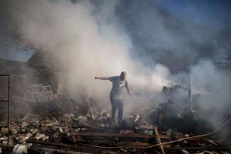 Мужчина идет по развалинам дома, разрушенного российское армией, Харьков