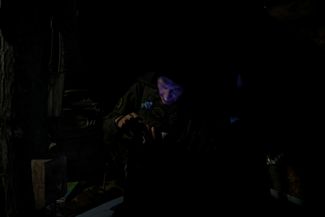 45-летний командир артиллерийской части ВСУ Александр корректирует огонь с помощью мобильного телефона