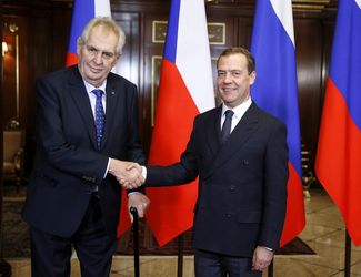 Президент Чехии Милош Земан и премьер-министр РФ Дмитрий Медведев на встрече 22 ноября 2017 года