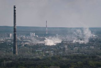 Дым после обстрела города Рубежное. Снимок сделан из Приволья, расположенного примерно в 10 километрах