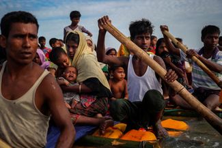 Беженцы рохинджа перебираются через реку Наф, чтобы попасть в Бангладеш. 12 ноября 2017 года