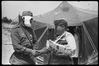 Раненый сержант Гончаренко прощается с раненым Пузановым, отправляющимся в госпиталь, 9 мая 1944 года