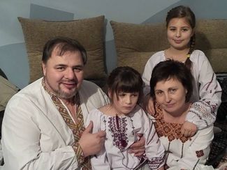 Руслан Коцаба с женой Ульяной и дочерьми