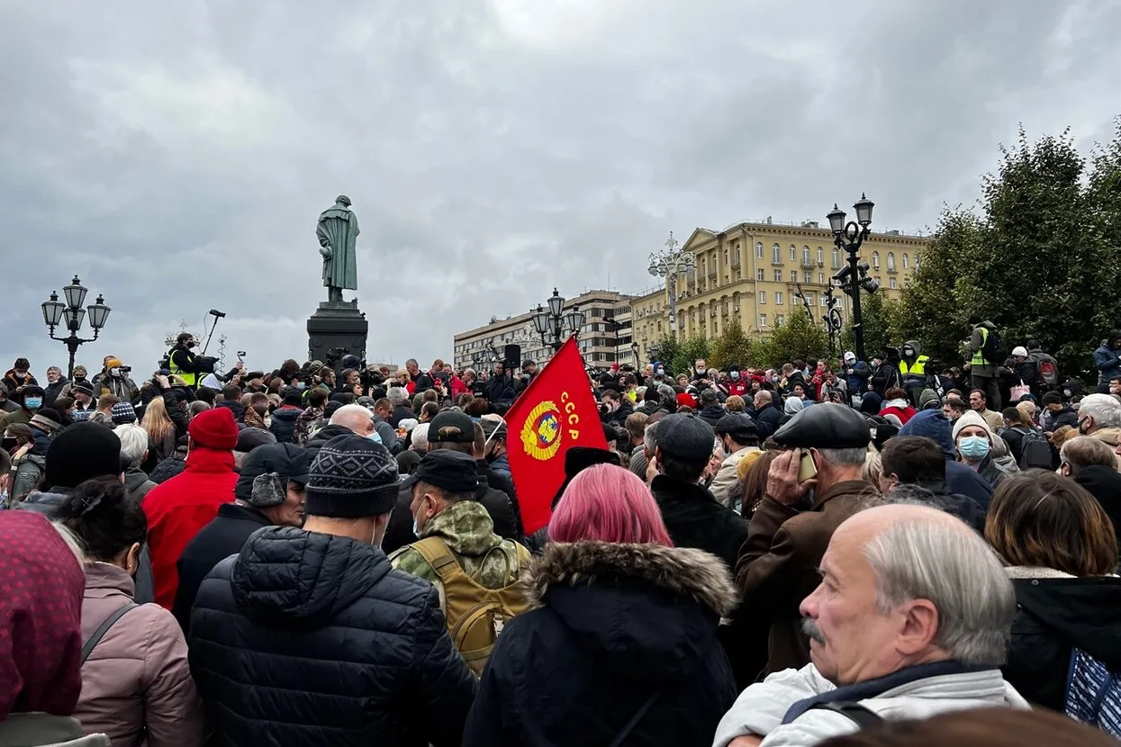 В центре Москвы прошла акция КПРФ против результатов выборов. Перед ее  началом полиция взяла в осаду сторонников коммунистов — в горкоме партии и  Мосгордуме — Meduza