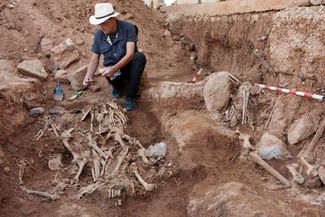 Палеоантрополог Хосе Игнасио Лоренцо во время эксгумации тел убитых в ходе гражданской войны в Испании. Кладбище Бельчите в пригороде Сарагосы. 8 июля 2022 года