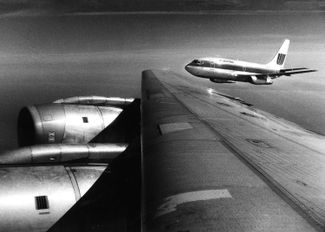 Boeing-737 и Douglas DC-8 тестируют в международном аэропорту Сан-Франциско систему, оповещающую об опасном сближении самолетов в воздухе. 11 мая 1988 года