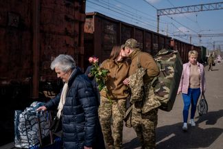 Seorang pejuang Angkatan Bersenjata Ukraina bersama pacarnya di stasiun.  Di mana tepatnya gambar ini diambil tidak ditentukan.