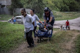 Волонтер помогает эвакуироваться жителям одного из приграничных сел Сумской области, 9 августа 2024 года