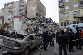 Спасатели ищут пострадавших и погибших на развалинах жилого дома. Диябакыр, Турция