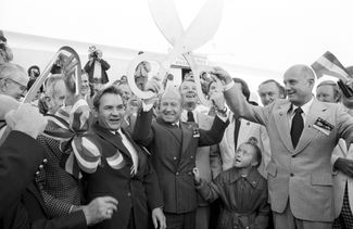 Торжественная встреча в США после удачного завершения совместного эксперимента в космосе «Союз — Аполлон» : советские космонавты Валерий Кубасов и Алексей Леонов, американский астронавт Томас Стаффорд (слева направо). Июль 1975 года.