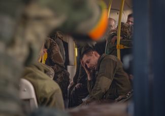 Украинские военные в автобусе после ухода с «Азовстали». 17 мая 2022 года