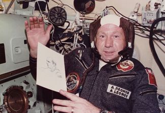 Алексей Леонов держит нарисованный им на борту «Союза-19» портрет командира экипажа «Аполлона» Томаса Стаффорда. Июль 1975 года.