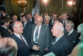 Михаил Горбачев и Андрей Сахаров перед началом личной беседы. Москва, 15 января 1988 года. Позже ученый говорил, что Горбачев показался ему «умным и сдержанным человеком»