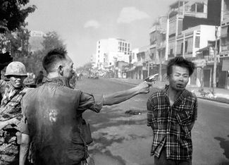 Нгуен Нгок Лоан казнит пленного офицера Вьетконга. Сайгон, 1968 год