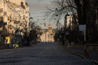 Центр Киева днем в среду, 16 марта. Власти объявили в городе комендантский час продолжительностью в 35 часов. Жителям запрещается передвигаться по городу без спецпропусков, выходить можно только для того, чтобы дойти до укрытия.