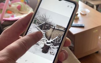 Денис показывает фотографии разрушенного гаража