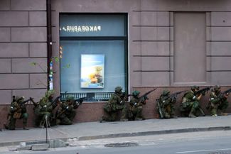 Rostov in the morning, wagner fighters near the ministry building