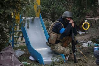 Украинский военный отдыхает на передовой. Киевская область