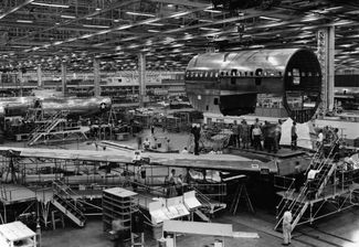Производство первого Boeing 707 для авиакомпании Pan American Airlines на заводе Boeing. 1958 год