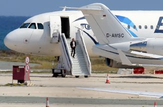 Предполагаемый захватчик самолета Egyptair покидает лайнер. 29 марта 2016 года