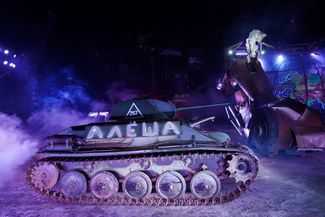 Макет легкого танка «Т-70» времен Второй мировой войны на детской новогодней «Елке» байк-центра «Ночных волков»<br>