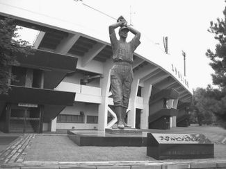 Памятник Виктору Старухину у бейсбольного стадиона в городе Асахикава