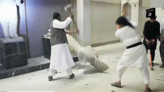 Бойцы «Исламского государства» уничтожают статуи в музее Мосула