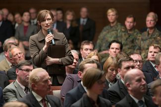 «Машина войны» — это не фильм одного актера: помимо Брэда Питта тут есть, например, Тильда Суинтон в роли одержимой журналистки