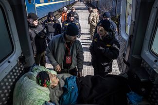 Жители Покровска на железнодорожной станции перед эвакуацией. Покровск находится примерно в 70 километрах от Бахмута
