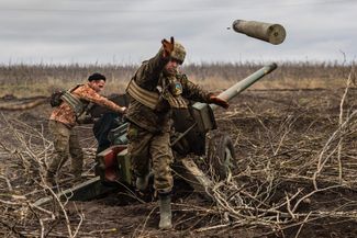 Украинский военный отбрасывает пустую гильзу во время обстрела