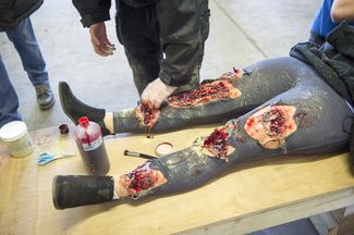 Нанесение грима на тело волонтера во время учений, 29 февраля 2016 года