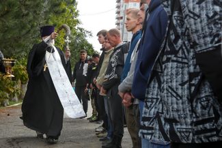 Священник благословляет мобилизованных жителей Волгограда