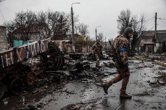 Украинские солдаты в освобожденной Буче. 3 апреля 2022 года 