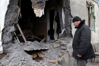 Поврежденный обстрелом дом в Горловке — городе, находящемся под контролем самопровозглашенной Донецкой народной республики