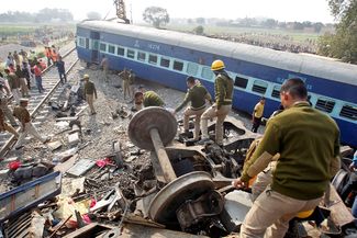 Поисково-спасательные работы на месте крушения пассажирского поезда в штате Уттар-Прадеш на севере Индии. 20 ноября 2016 года