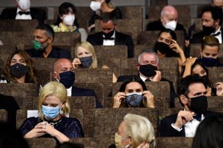 Члены жюри 77-го ежегодного Венецианского кинофестиваля Кейт Бланшетт и Мэтт Диллон в защитных масках в большом кинозале Дворца кинематографа на церемонии открытия. Венеция, 2 сентября 2020 года