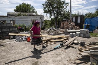 Жительница Андреевки ремонтирует свой дом, поврежденный российскими обстрелами<br>