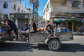 Палестинская семья едет на юг сектора Газа, 13 октября 2023 года