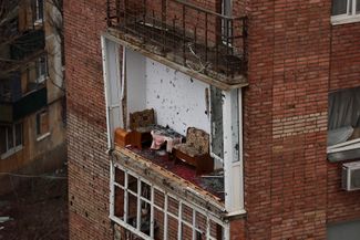 Разрушенный балкон одного из многоквартирных домов, куда попали российские ракеты
