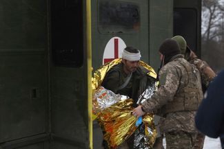 Раненый боец ВСУ в санитарной машине неподалеку от Соледара