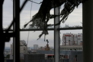Вид на скульптуру «Скрипач на крыше» в центре Харькова из окна разрушенного бизнес-центра