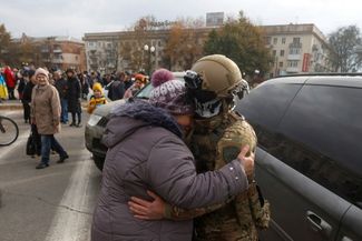Жительница Херсона обнимает украинского военнослужащего после освобождения города. 16 ноября 2022 года