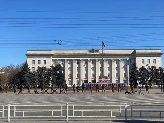 Российские военные перед зданием Херсонского облсовета