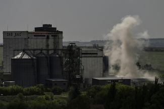 Дым после артиллерийского обстрела над предприятием в Соледаре Донецкой области. Российские войска ведут наступление на город