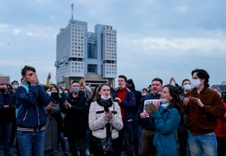 Hundreds of people took to the streets in Kaliningrad
