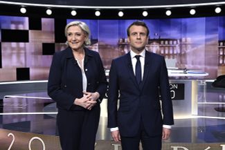 Марин Ле Пен и Эммануэль Макрон во время дебатов