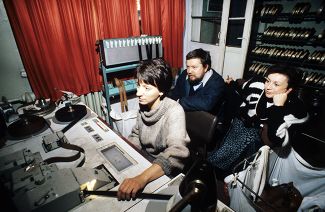 Сергей Соловьев (второй справа) в монтажной студии во время работы над «Ассой», 1987 год