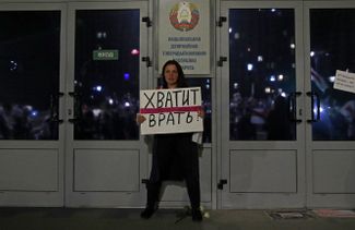 A protester outside the Belteleradio headquarters in Minsk on August 15, 2020, holds up a sign that reads: “Stop lying!”